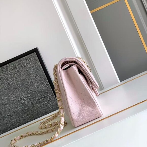 Classic CHANEL Bag: A Stylish and Versatile Choice for Elegance - Picture 5 of 6